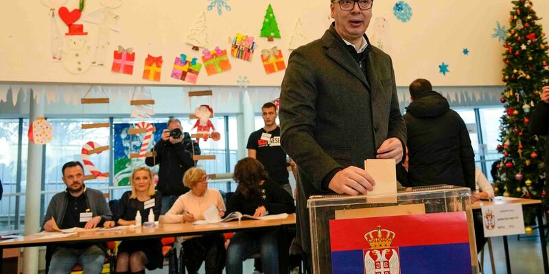 Der serbische Präsident Aleksandar Vucic gilt als Favorit. - Foto: Darko Vojinovic/AP