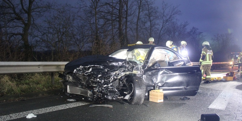 FF Bad Salzuflen: Ein schwerverletzter nach Unfall mit mehreren Beteiligten auf der A2/ Feuerwehr Bad Salzuflen rückt mit 40 Einsatzkräften am Sonntagmorgen auf die Autobahn aus - Foto: presseportal.de