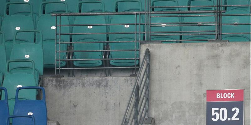 Leere Sitzplätze in einem Stadion (Archiv) - Foto: über dts Nachrichtenagentur
