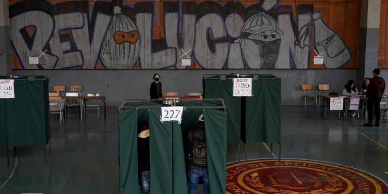 Referendum in Chile: Die neue Verfassung soll das aktuelle Grundgesetz ersetzen, das noch aus der Zeit der Militärdiktatur stammt. - Foto: Matias Basualdo/AP/dpa