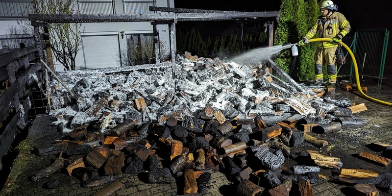 FW Lage: Feuer 2 / Carportbrand - 16.12.2023 - 23:30 Uhr - Foto: presseportal.de