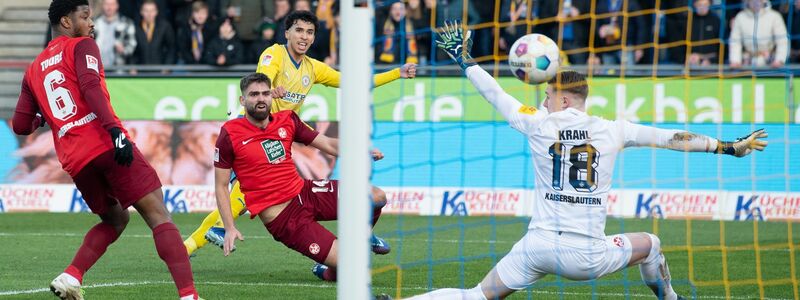 Braunschweigs Johan Gómez (M) schießt gegen Kaiserslauterns Torwart Julian Krahl sein Siegtor zum 2:1. - Foto: Swen Pförtner/dpa