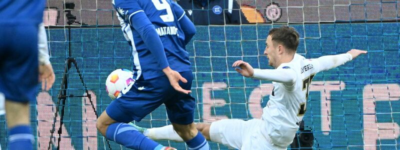 Der Karlsruher Igor Matanovic (l) erzielt den Treffer zum 3:1. - Foto: Uli Deck/dpa