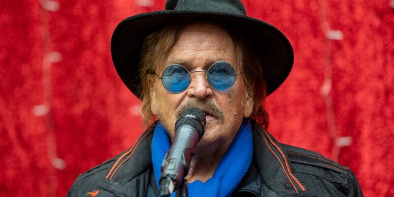 Frank Zander wird im Januar operiert - bis dahin trinkt er auch schon mal ein Bier. - Foto: Christophe Gateau/dpa