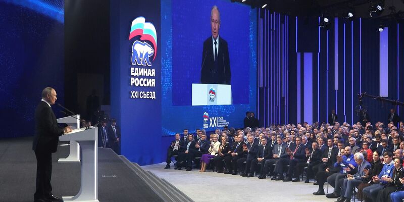 Russlands Präsident Wladimir Putin hält seine Rede auf dem Parteitag in Moskau. - Foto: Mikhail Klimentyev/Pool Sputnik Kremlin/AP/dpa