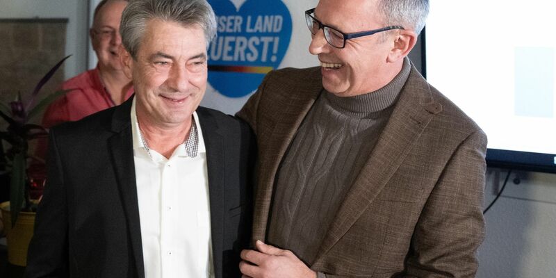 Wahlsieger Tim Lochner (l) und der sächsische AfD-Chef Jörg Urban freuen sich. - Foto: Sebastian Kahnert/dpa