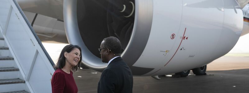 Außenministerin Annalena Baerbock wird auf dem Flughafen von Kigali von ihrem Amtskollegen Vincent Biruta empfangen. - Foto: Hannes P. Albert/dpa