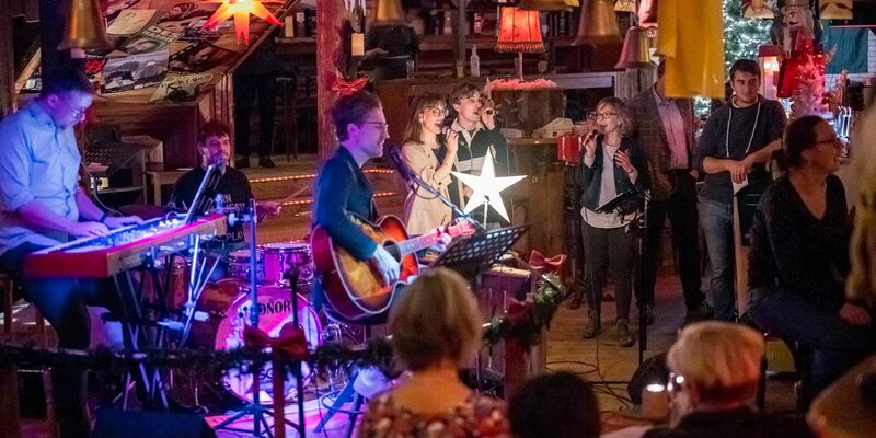Die Band der Freien Christengemeinde Bayreuth e.V. begleitet den Gottesdienst im Irish Pub in Bayreuth. - Foto: Daniel Vogl/dpa