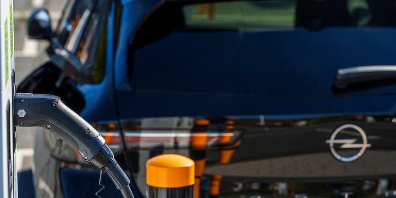 Nach dem abrupten Förderende von E-Autos, übernimmt Stellantis die Förderung für seine Privatkunden kurzerhand selbst. - Foto: Andreas Arnold/dpa