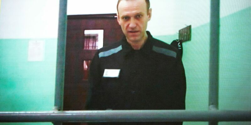 Alexej Nawalny während einer Live-Übertragung vor dem Obersten Gerichtshof in Russland. Der in Haft verschwundene Kremlgegner ist erneut nicht zu einer Gerichtsverhandlung erschienen. - Foto: Alexander Zemlianichenko/AP/dpa