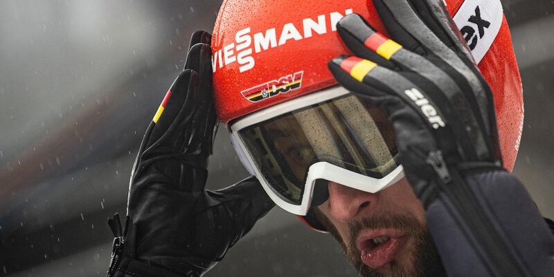 Markus Eisenbichler bereitet sich auf seinen Trainingssprung vor. - Foto: Swen Pförtner/dpa