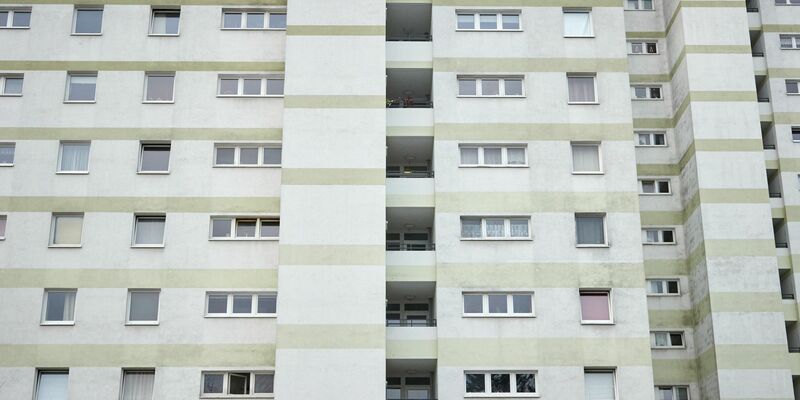 Blick auf ein Wohnhaus in Hamburg-Eidelstedt. In Deutschland stehen immer weniger Wohnungen leer. - Foto: Georg Wendt/dpa