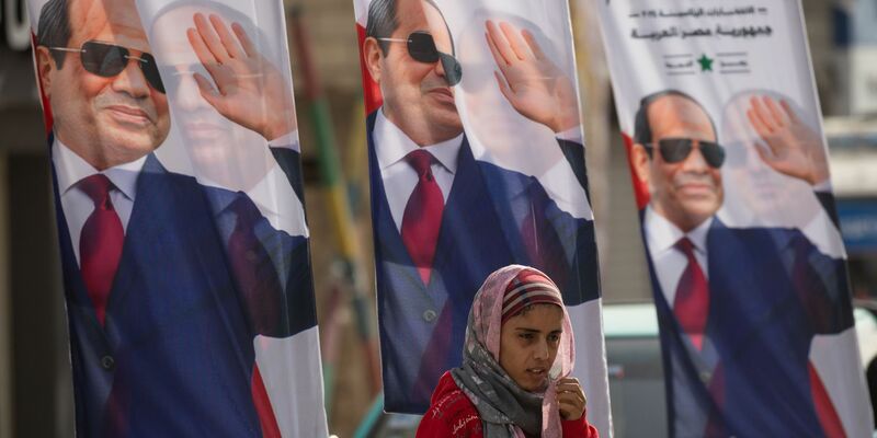 Plakaten des ägyptischen Präsidenten Al-Sisi. Der Amtsinhaber hat die Wahl in dem bevölkerungsreichsten Land der arabischen Welt erneut für sich entschieden. - Foto: Gehad Hamdy/dpa