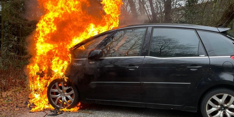 FW-EN: Wetter - Fahrzeugbrand in Grundschöttel - Foto: presseportal.de