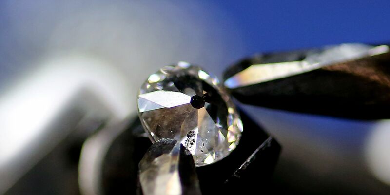 Russland gilt als weltweit größter Produzent von Rohdiamanten. 2021 hatte der staatliche Diamantenförderer Alrosa Einnahmen in Höhe von 332 Milliarden Rubel (rund 3,4 Milliarden Euro). - Foto: Oliver Berg/dpa