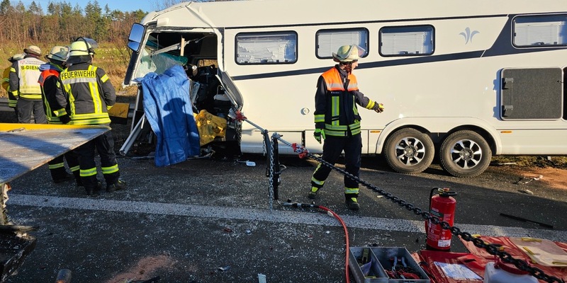 FW Königswinter: 5 Verletzte bei schwerem Verkehrsunfall am Stauende auf A3 - Eine Person durch die Feuerwehr befreit - Foto: presseportal.de