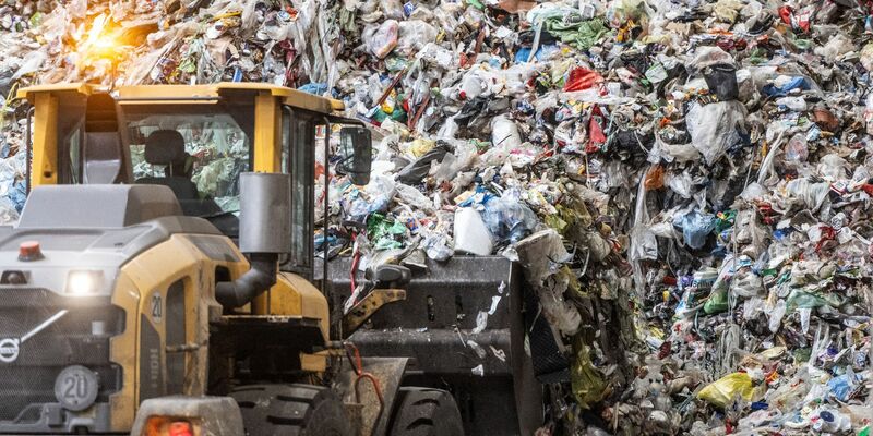 Müll überwiegend aus dem sogenannten „Gelben Säcken“ wird nach der Anlieferung von einem Radlader in die Sortieranlage für Leichtverpackungen transportiert. - Foto: Bernd Thissen/dpa