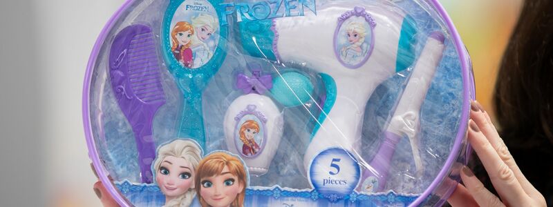 Figuren aus dem Disney-Film «Die Eiskönigin 2» zieren Teile eines Spielzeug-Beautysets der Marke Smoby. - Foto: Daniel Karmann/dpa