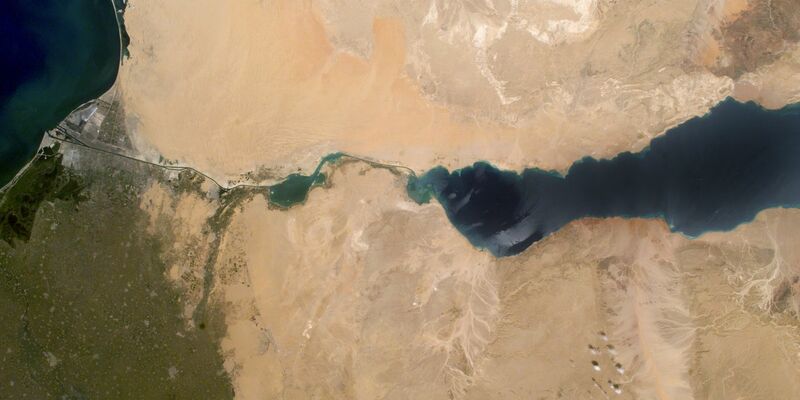 Der Suezkanal verbindet das Mittelmeeer im Norden (l) mit dem Roten Meer im Süden (r). - Foto: Fotoreport Nasa/dpa