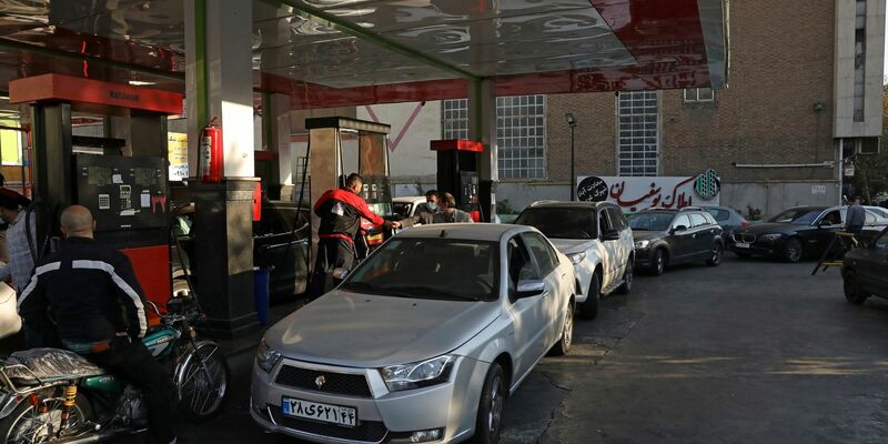 Tankstelle in Teheran. Irans Regierung hat seinen Erzfeind Israel für einen mutmaßlichen Hackerangriff auf Tankstellen verantwortlich gemacht. - Foto: Vahid Salemi/AP/dpa