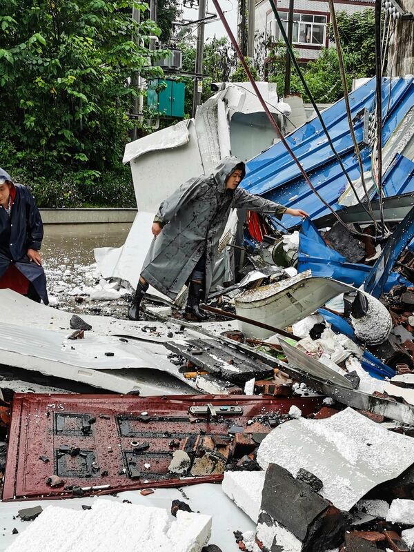 火曜日の地震後、まだ13人が行方不明となっている。