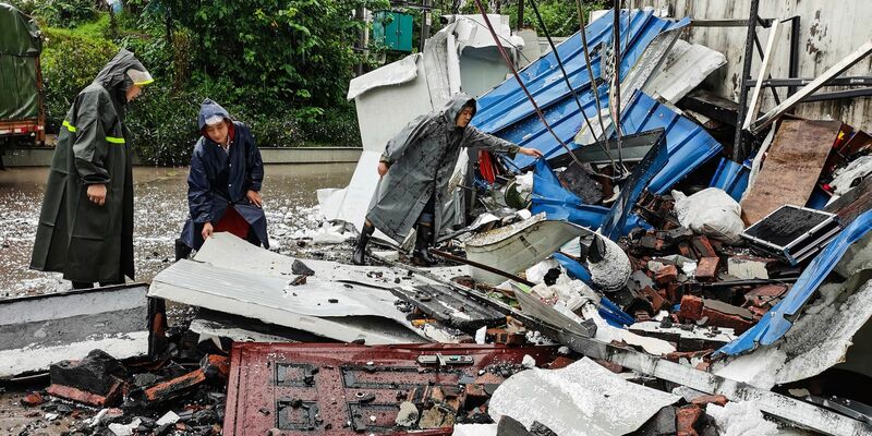 Einsatzkräfte durchsuchen die Trümmer eines Hauses nach einem Erdbeben in der südwestchinesischen Provinz Sichuan im September 2021. (Archivbild) - Foto: Uncredited/CHINATOPIX/AP/dpa