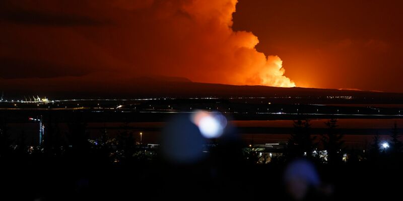 Der Nachthimmel ist nach dem Ausbruch eines Vulkans im Südwesten Islands erhellt. - Foto: Brynjar Gunnarsson/AP