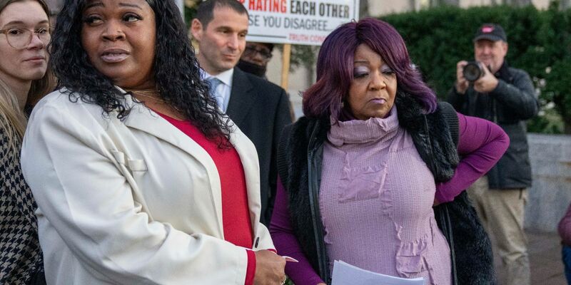 Shaye Moss (l) und ihre Mutter Ruby Freeman reichten eine Unterlassungsklage gegen Rudy Giuliani ein. - Foto: Alex Brandon/AP