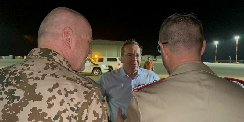 Verteidigungsminister Boris Pistorius (M) kommt am Flugafen in Niamey an. - Foto: Carsten Hoffmann/dpa