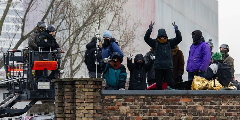 Polizisten des SEK am Dach der einstigen Dondorf-Druckerei. - Foto: Lando Hass/dpa