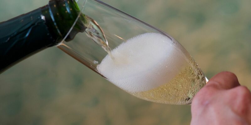 Prost: Im vergangenen Jahr tranken die Menschen in Deutschland ab 16 Jahren im Schnitt 38 Gläser Sekt. - Foto: Peter Endig/dpa-Zentralbild/dpa