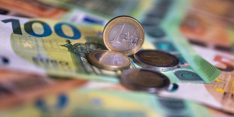 Euro-Scheine und -Münzen: Die Inflation geht zurück. - Foto: Monika Skolimowska/dpa