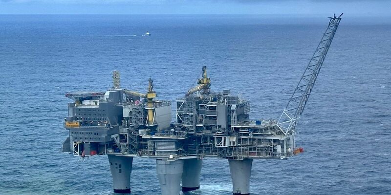 Die Gasförderplattform Troll A vor der norwegischen Westküste: Das staatliche deutsche Energieunternehmen Sefe und der norwegische Konzern Equinor haben langfristige Gaslieferungen vereinbart. - Foto: Steffen Trumpf/dpa