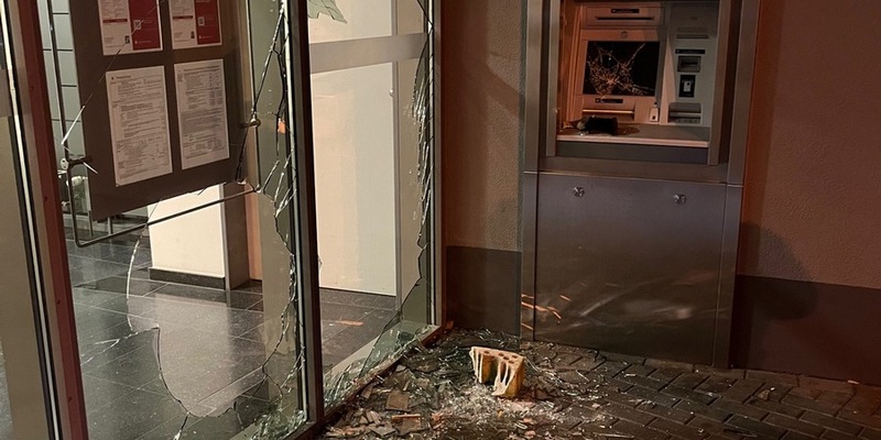 POL-NE: Randalierer beschädigt Geldinstitut - Wer kann Hinweise geben? - Foto: presseportal.de