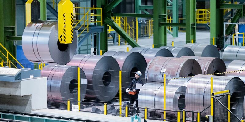 Thyssenkrupp Steel will seine Produktionskapazitäten in Duisburg reduzieren. Damit werde auch ein Abbau von Arbeitsplätzen verbunden sein, teilte der Konzern mit. - Foto: Rolf Vennenbernd/dpa