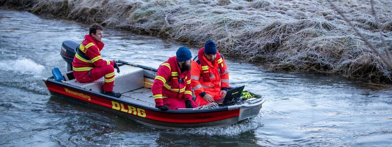 Einsatzkräfte der DLRG suchen das Gewässer der Lauchert ab. Jetzt ist dort eine Leiche geborgen worden. - Foto: Christoph Schmidt/dpa