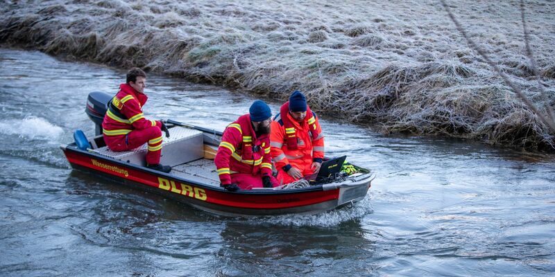 Einsatzkräfte der DLRG suchen das Gewässer der Lauchert ab. Jetzt ist dort eine Babyleiche gefunden worden. - Foto: Christoph Schmidt/dpa