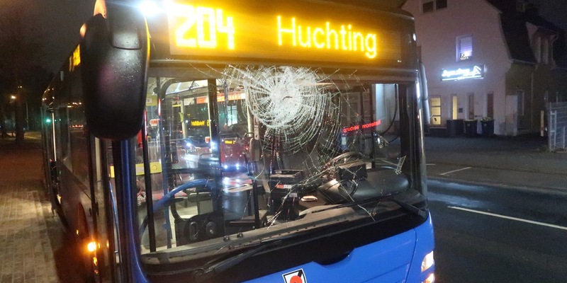 POL-DEL: Stadt Delmenhorst: Linienbus durch Stein beschädigt +++ Zeugenaufruf - Foto: presseportal.de