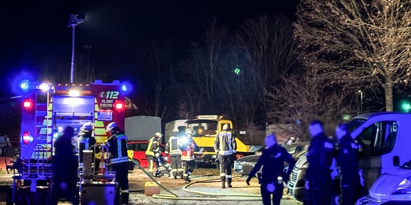 FFW Schwalmtal: Feuerwehr löscht Fahrzeugbrand - Foto: presseportal.de