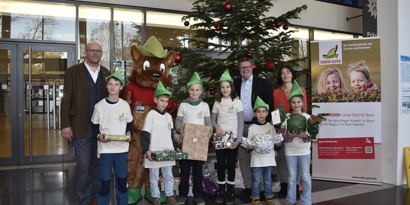 POL-BN: Polizei Bonn unterstützt Familienfonds Robin Good - 100 Weihnachtsgeschenke an Kinder und Jugendliche übergeben - Foto: presseportal.de