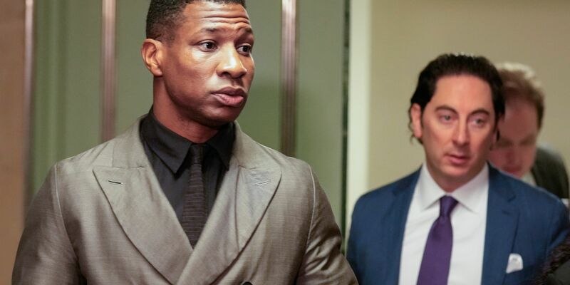 Jonathan Majors (l) wurde im März nach einem Vorfall mit seiner damaligen Freundin von der Polizei in Gewahrsam genommen. - Foto: Seth Wenig/AP/dpa