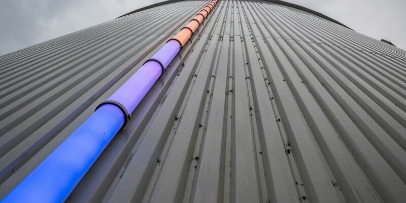 Wärmespeicher mit Füllstandanzeige auf dem Gelände der Fernheizwerk Neukölln AG: Das Land Berlin übernimmt das Fernwärmenetz der Hauptstadt vom schwedischen Energieversorger Vattenfall. - Foto: Hannes P. Albert/dpa