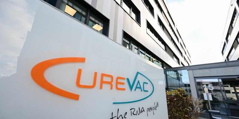 Das Logo des Biotechnologieunternehmens Curevac in Tübingen: Das Bundespatentgericht hat ein grundlegendes Corona-Impfstoffpatent des Tübinger Pharmaunternehmens Curevac für nichtig erklärt. - Foto: Bernd Weißbrod/dpa