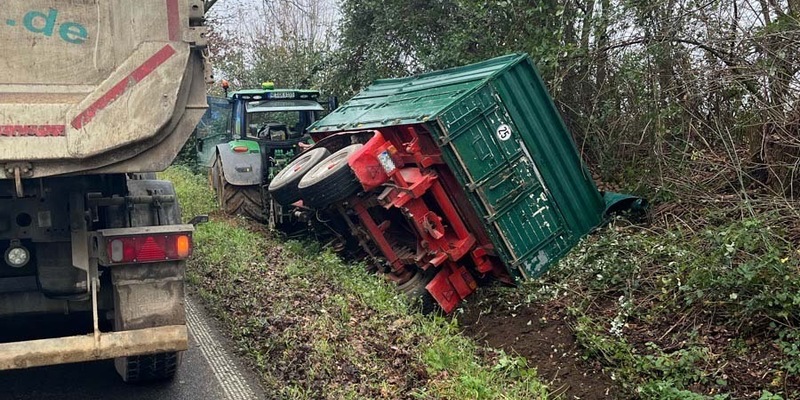 POL-NE: Traktor verunfallt auf L116 - Foto: presseportal.de