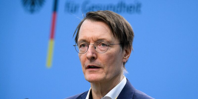 «Pflege darf weniger als sie kann - das ist ein riesiges Problem», sagt Karl Lauterbach (SPD). - Foto: Bernd von Jutrczenka/dpa