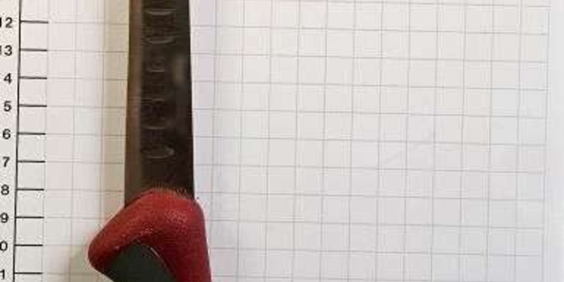 BPOL NRW: Blutige Hand führt zu Waffenfund - Bundespolizei stellt Messer sicher - Foto: presseportal.de