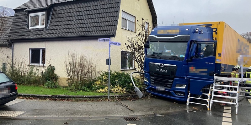 FF Bad Salzuflen: Lkw landet nach schwerem Unfall in Vorgarten / Feuerwehr Bad Salzuflen ist mit 20 Kräften in Lockhausen im Einsatz - Foto: presseportal.de