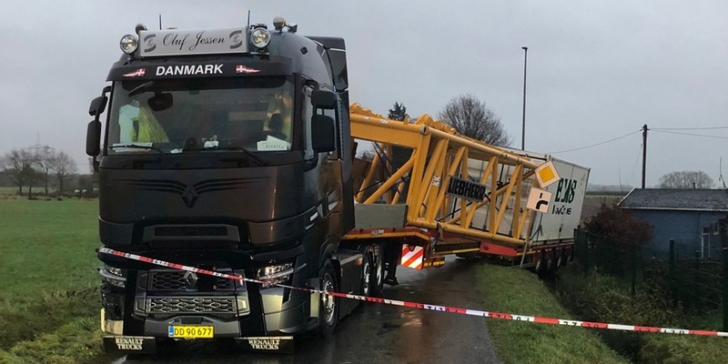 POL-HAM: LKW rutscht in den Graben, Straßensperrung - Foto: presseportal.de