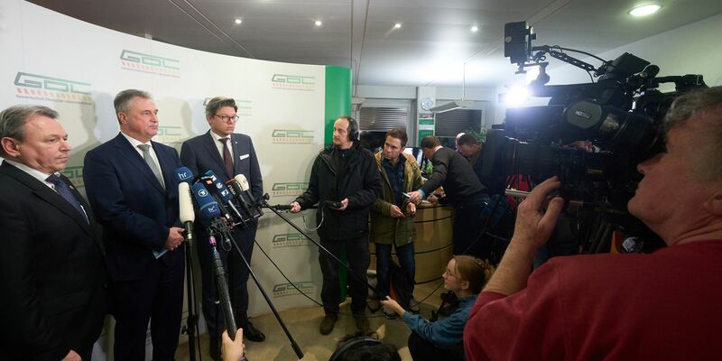 Mario Reiß (l-r), GDL-Vorstand, Claus Weselsky, Vorsitzender der Gewerkschaft Deutscher Lokomotivführer (GDL), und Lars U. Jedinat, GDL-Vorstand, verkünden das Urabstimmungsergebnis. - Foto: Thomas Frey/dpa