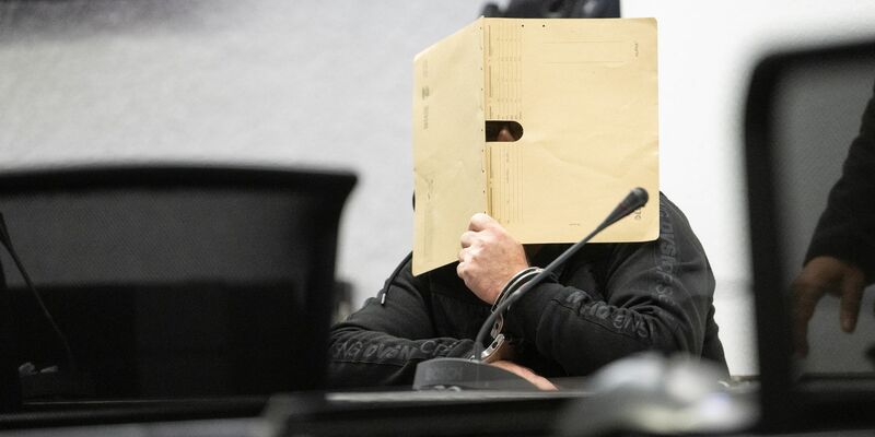 Der Angeklagte ist wegen Mordes zu einer lebenslangen Haftstrafe verurteilt worden. - Foto: Marijan Murat/dpa